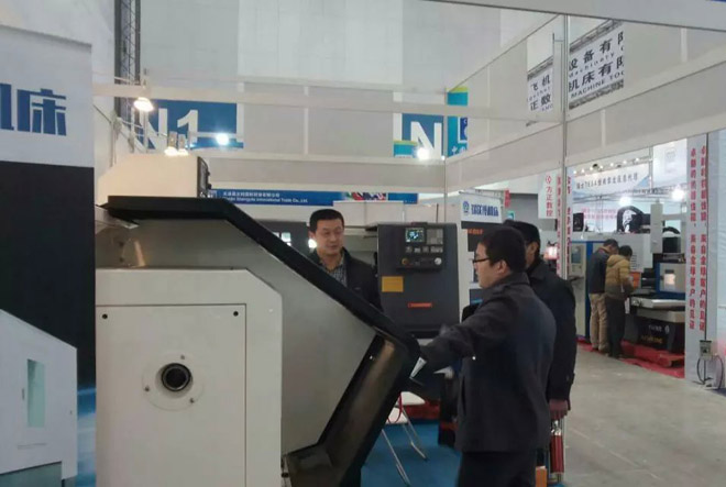 銷售經理親自接待來訪展會攤位的數(shù)控機床意向客戶